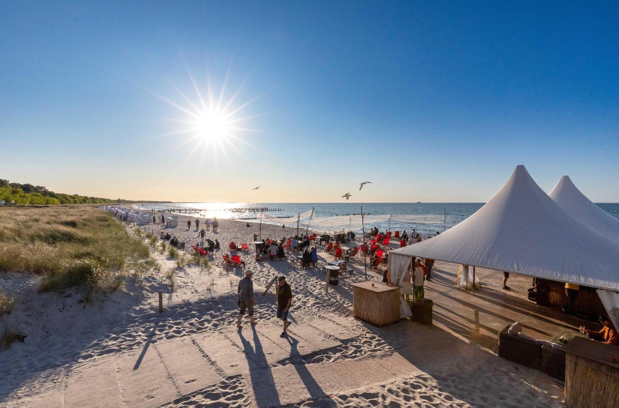 Leuchtturm An Der Seebruecke Zingst Exteriör bild